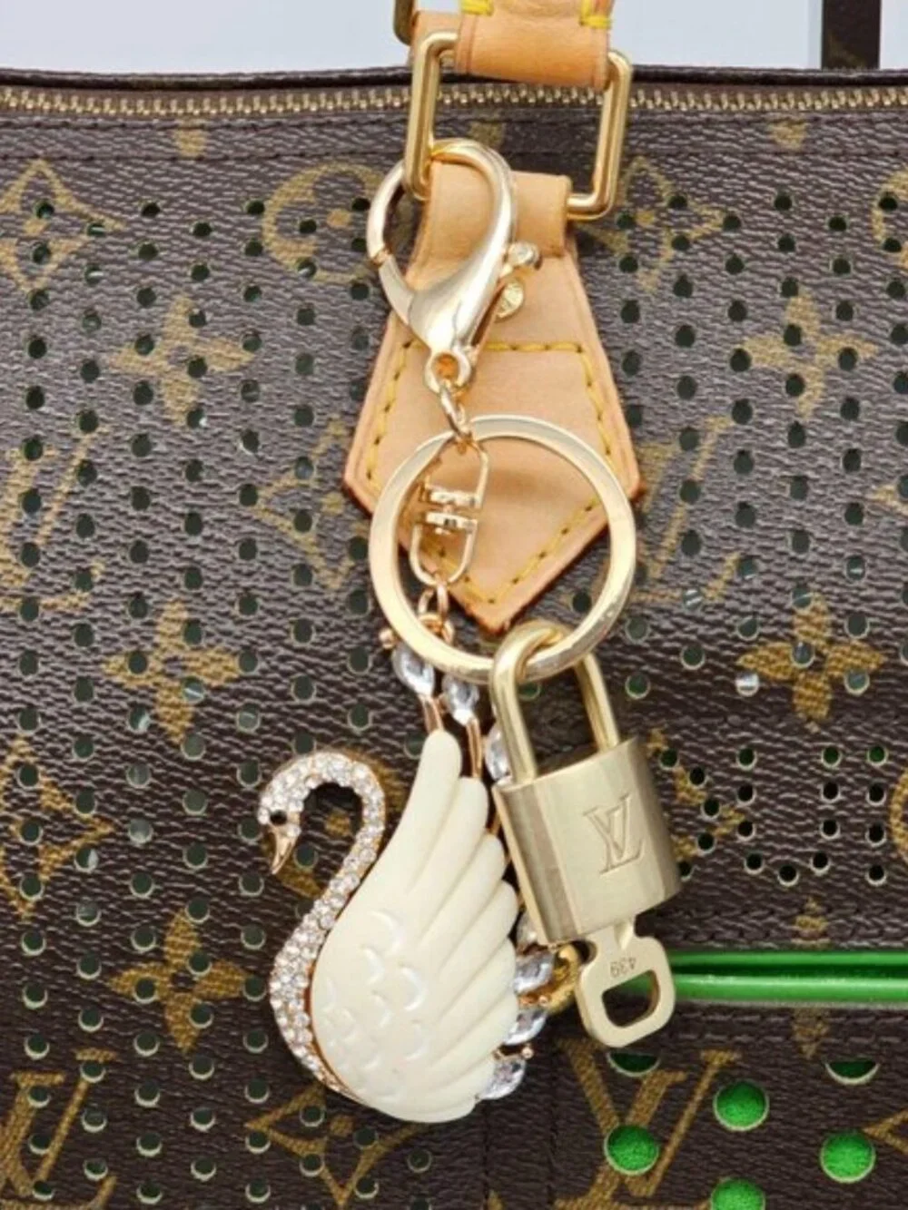 Authentic LV Louis Vuitton Gold Lock & Key 🔑Unbranded Swan Keychain Charm - Picture 1 of 10